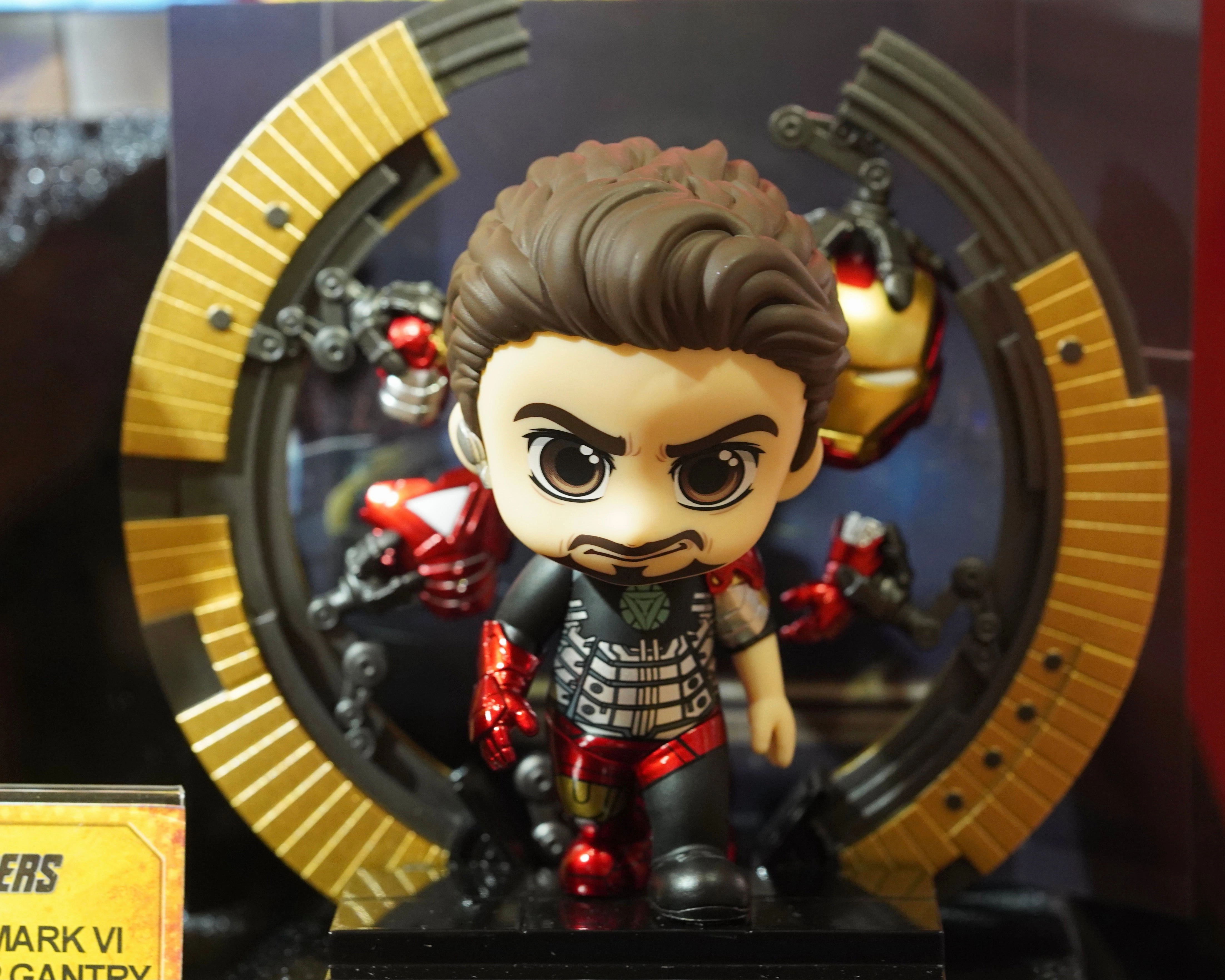 Collector's Club Stylized Art Hot toys Iron Man Mark VI with Suit-Up Gantry Cosbaby (S) Bobble-Head
