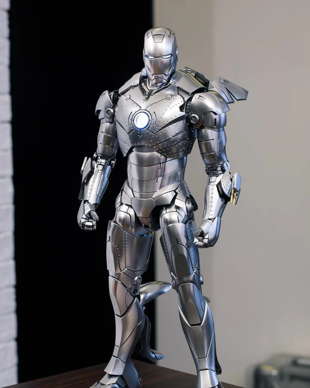 Hot Toys MMS431D20 Ironman 2 Ironman Mark 2 Regular Edition 1/6 Scale Collectible Figure World Heritage Vinyl Figure