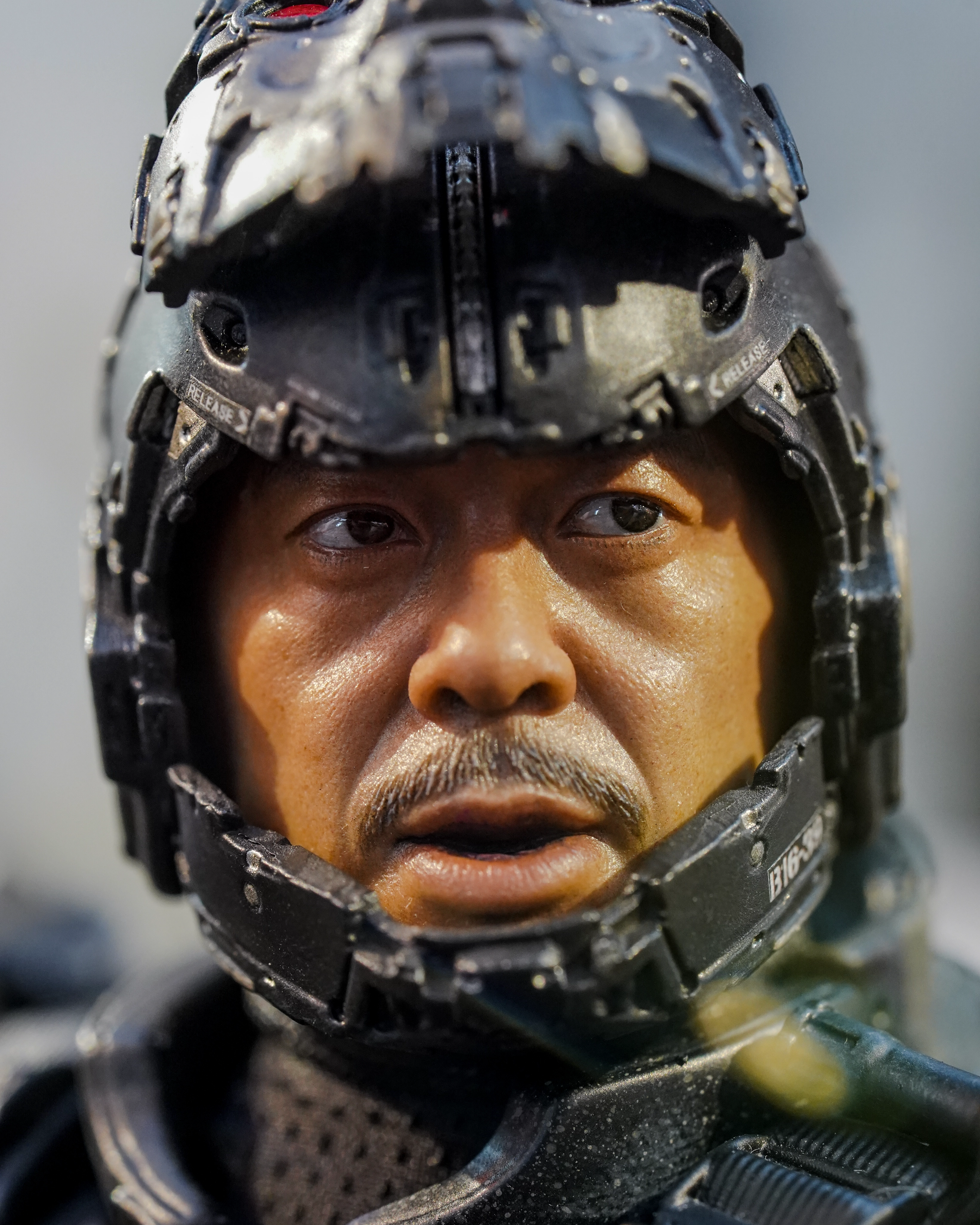 Hot Toys MMS668 Warriors of Future Johnson 1/6 Scale Collectible Figure Action figure