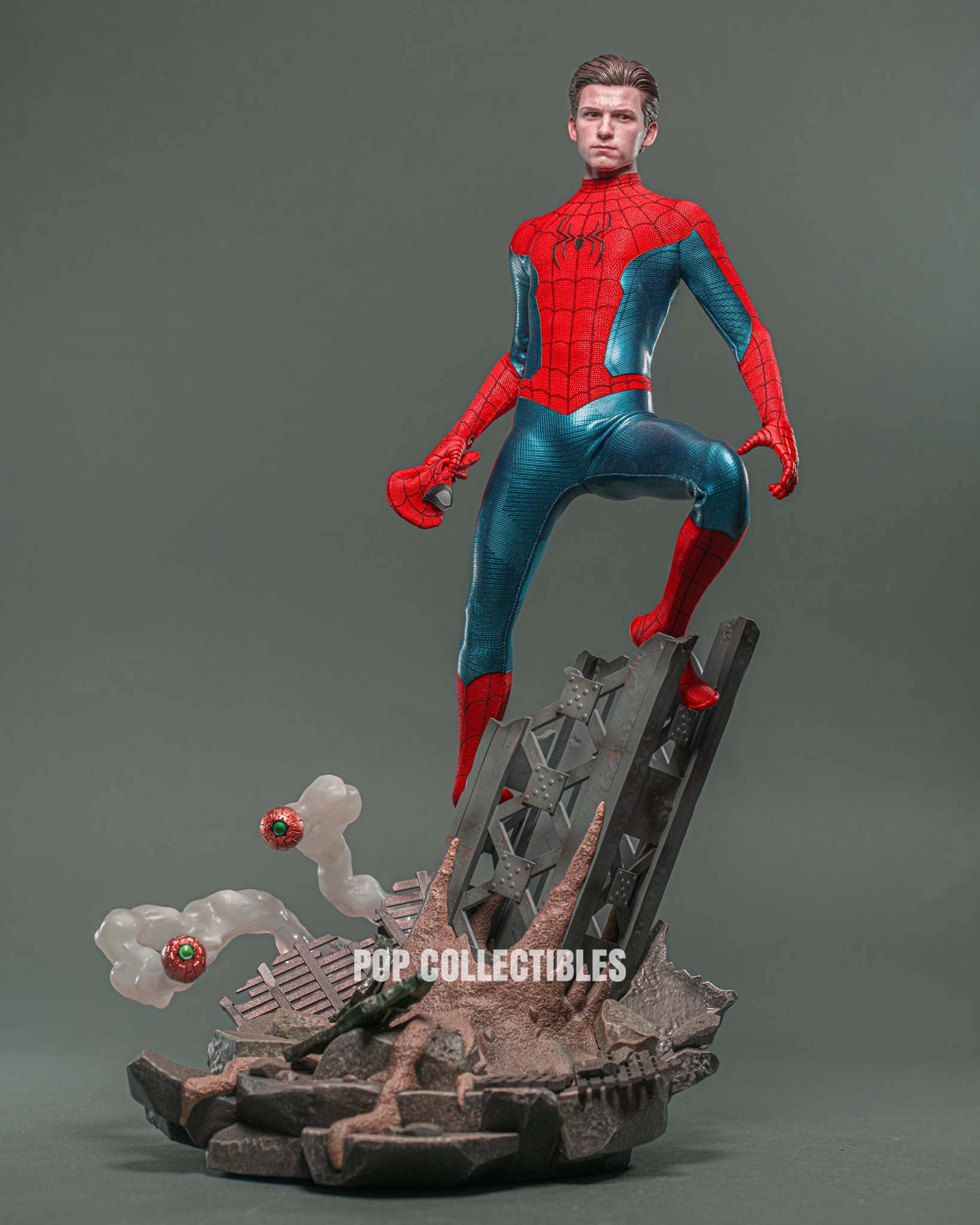 Hot Toys MMS680 Spiderman No Way Home Spiderman New Red and Blue Suit Deluxe Edition 1/6 Scale Collectible Figure Collecting Community Literary Figure