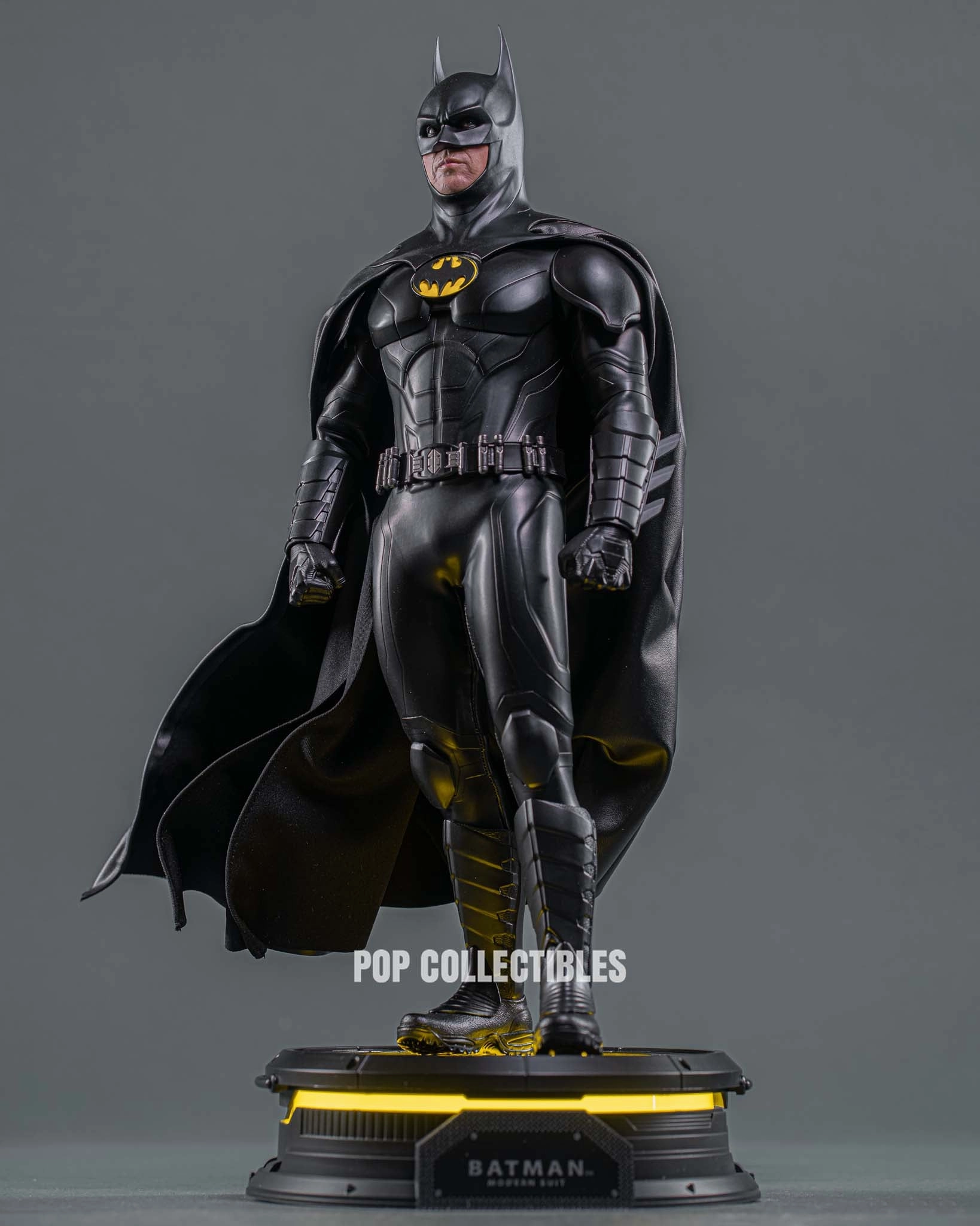 Hot Toys MMS712 The Flash ?C Batman (Modern Suit) 1:6th Scale Collectible Figure Hand Sculpted Limited Piece