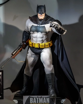 Preorder! Hot Toys CMS024 DC Comic Batman The Dark Knight Returns Batman 1/6 Scale Collectible Figure Anime Series Bathroom Accent