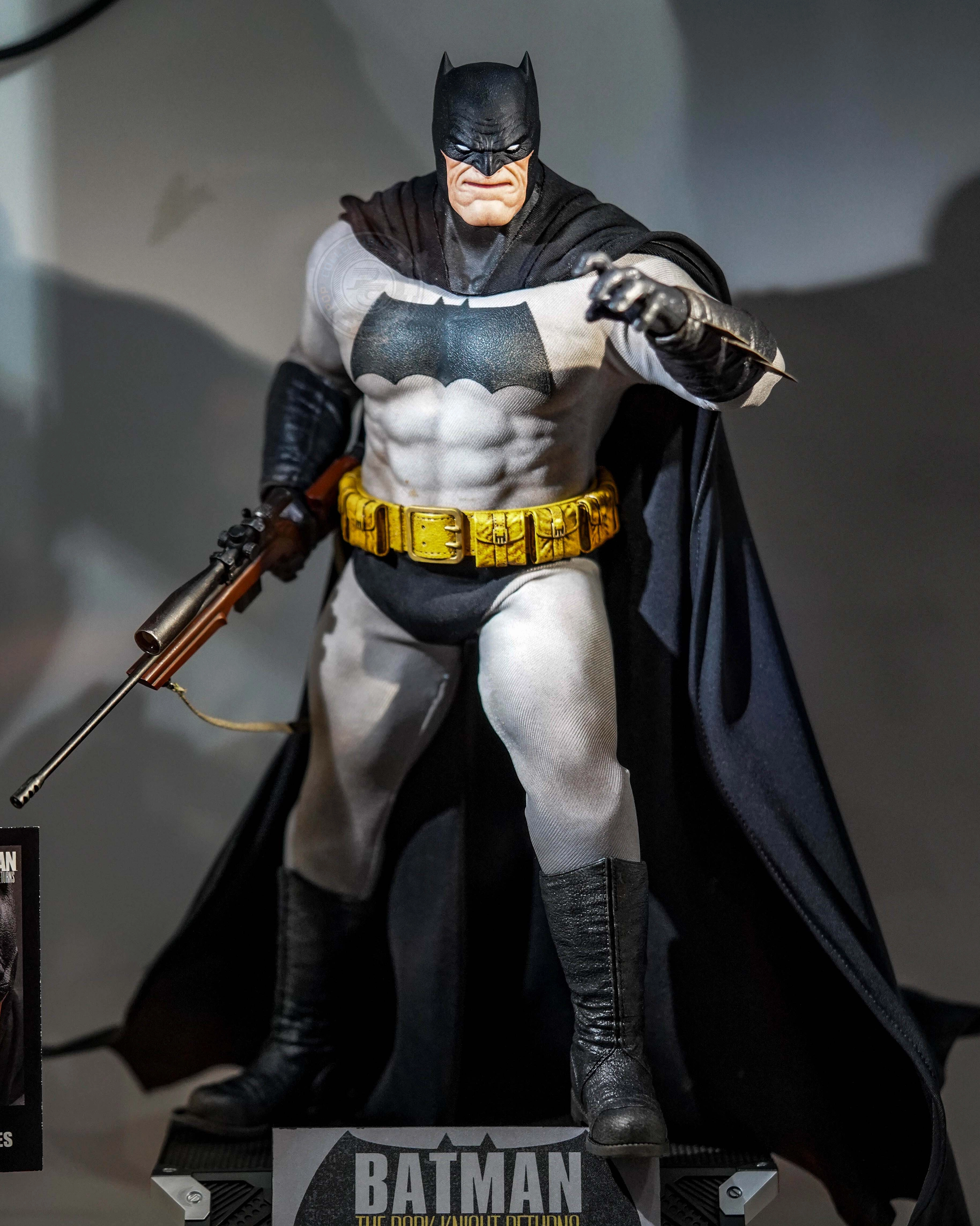 Preorder! Hot Toys CMS024 DC Comic Batman The Dark Knight Returns Batman 1/6 Scale Collectible Figure Anime Series Bathroom Accent