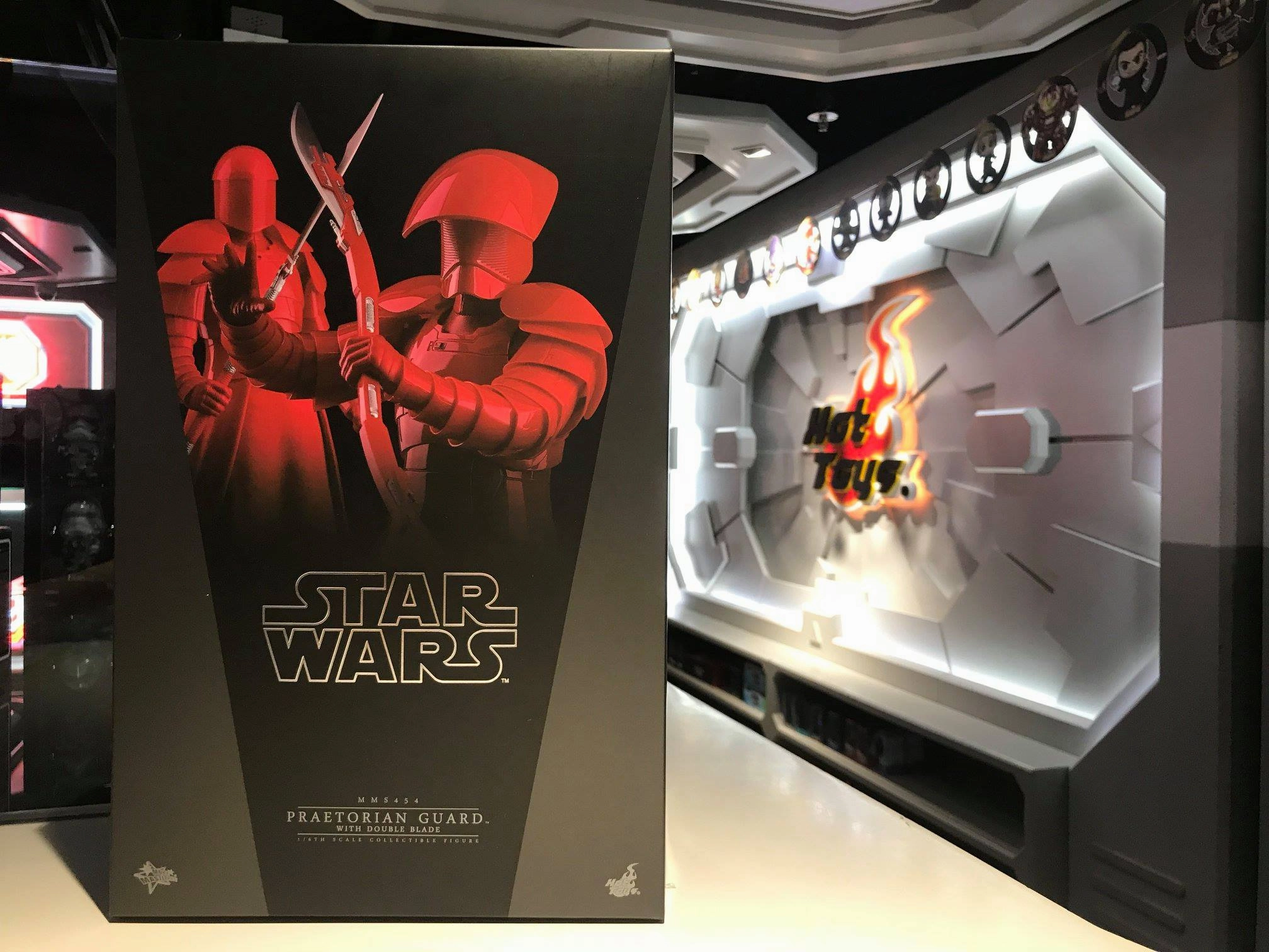 Character Object Cute Mascot Hot Toys MMS454 Star Wars: The Last Jedi 1/6 scale Praetorian Guard (With Double Blade) Collectible Figure