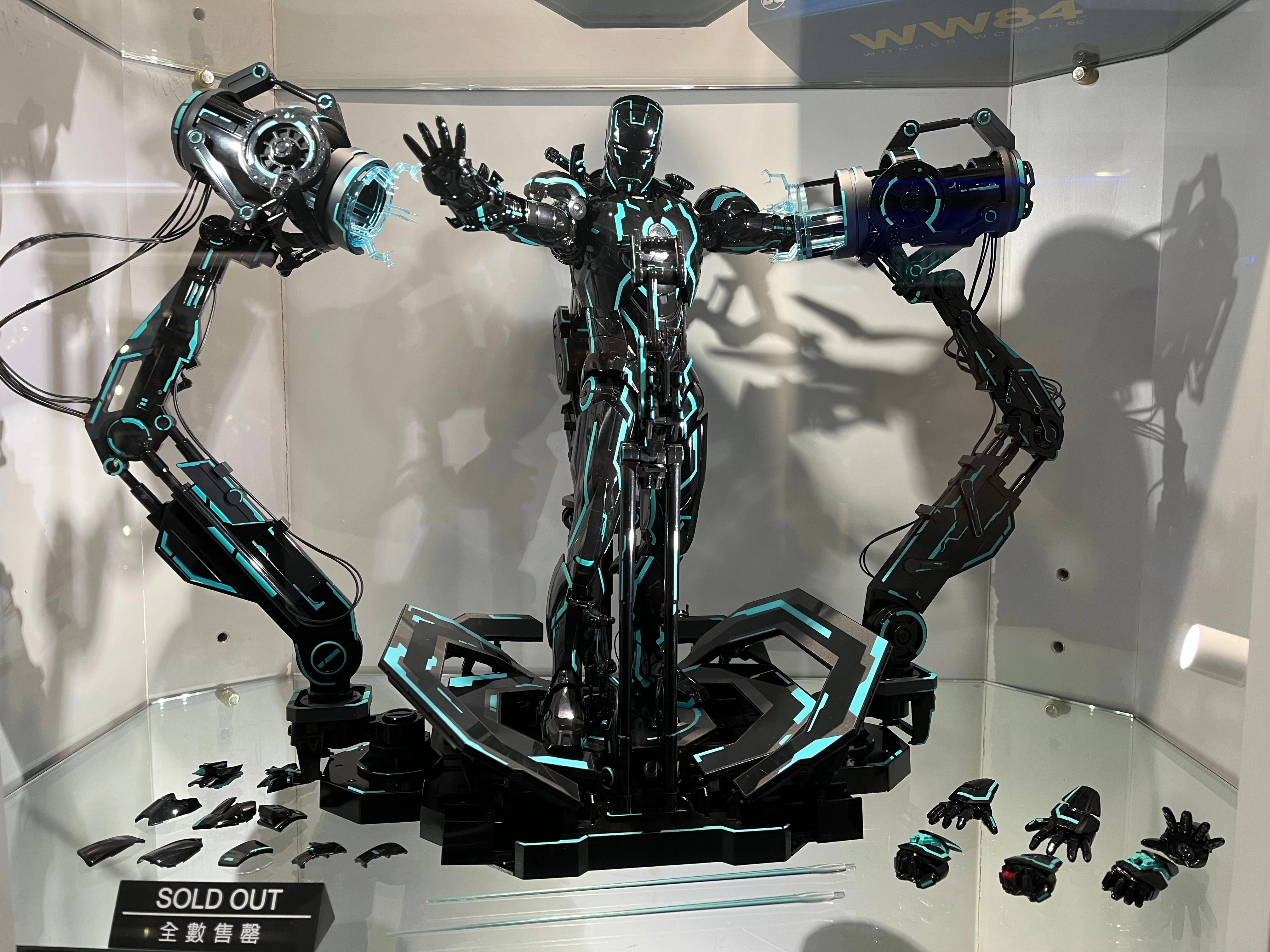 Hot Toys MMS672D50 Ironman 2 Ironman Mark 4 with Suit Up Gantry Neck Tech Edition Mainstream Appeal